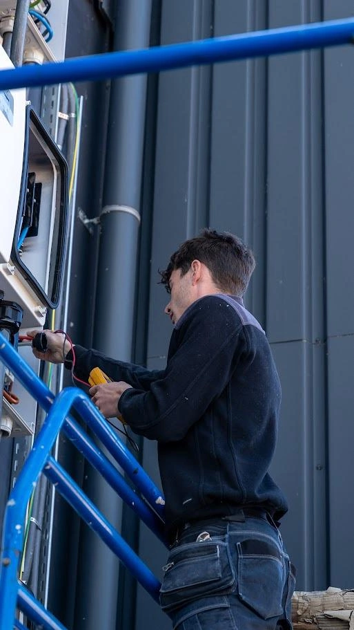 Monteur van VolleBakStroom sluit een laadpaal aan tijdens de installatie