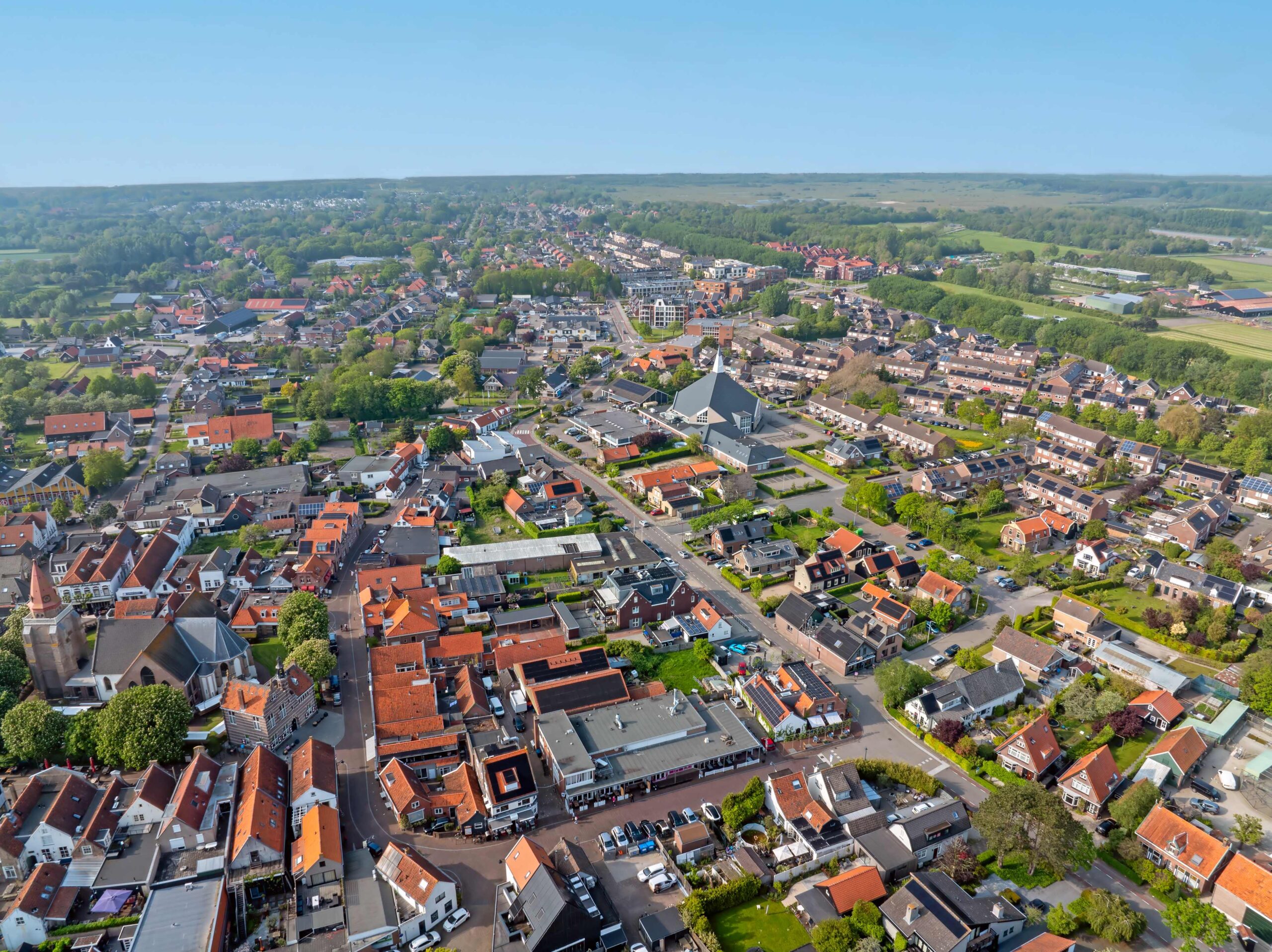 Luchtfoto van het dorp Ouddorp op Goeree-Overflakkee met de kerktoren