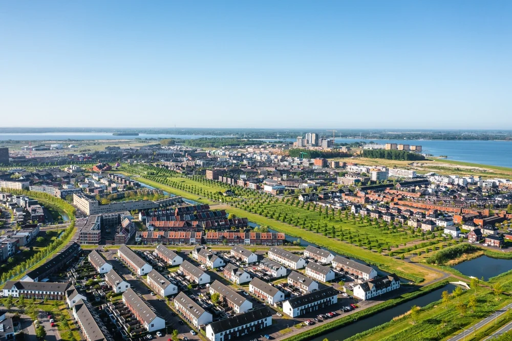 Luchtfoto van Spijkenisse op Voorne-Putten, werkgebied van VolleBakStroom