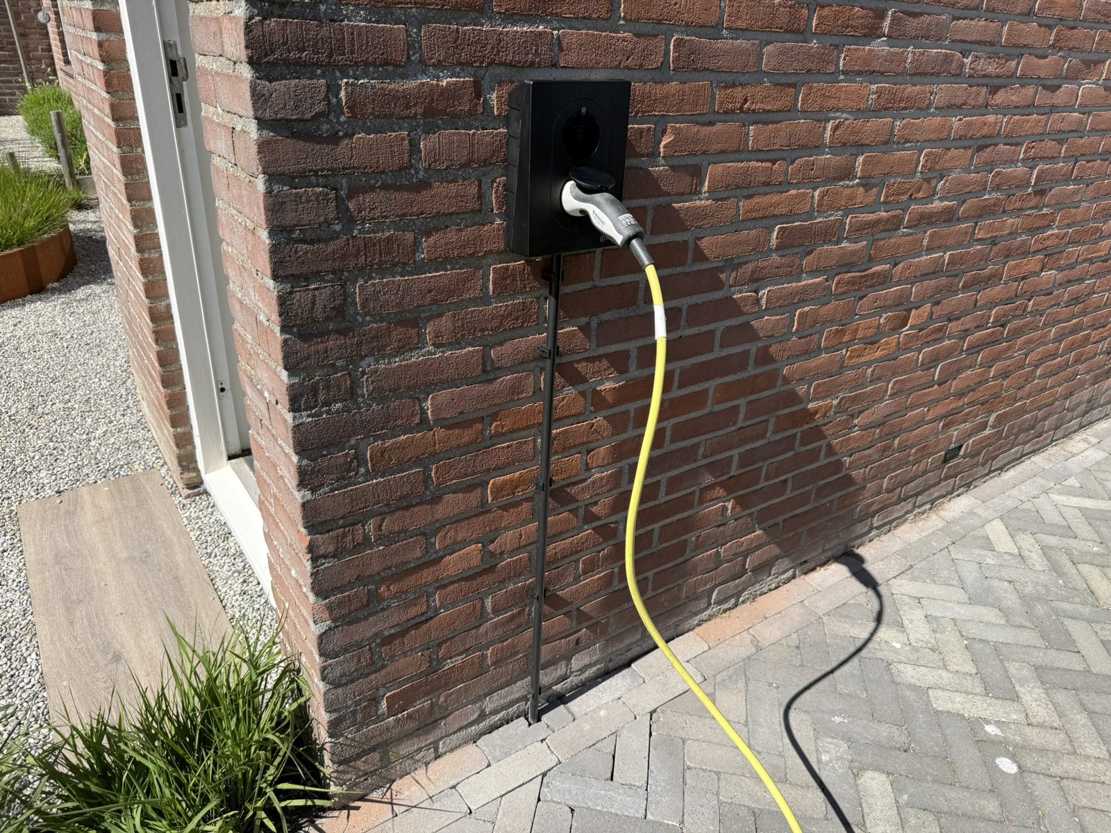 Zaptec laadpaal met laadkabel, geïnstalleerd door VolleBakStroom