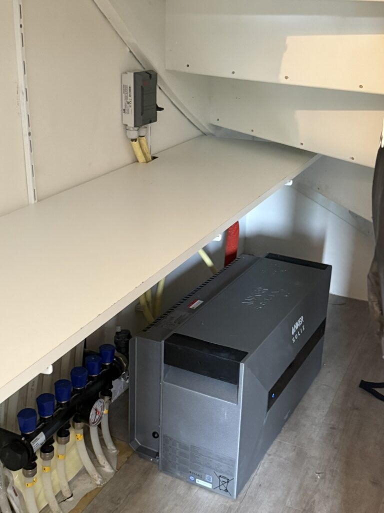 Thuisaccu onder het werkblad naast de meterkast, geplaatst door VolleBakStroom